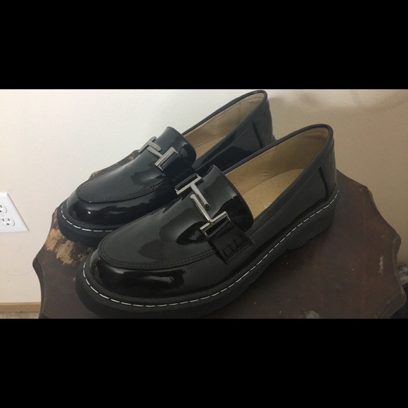 Black shows - Picture 1 of 2